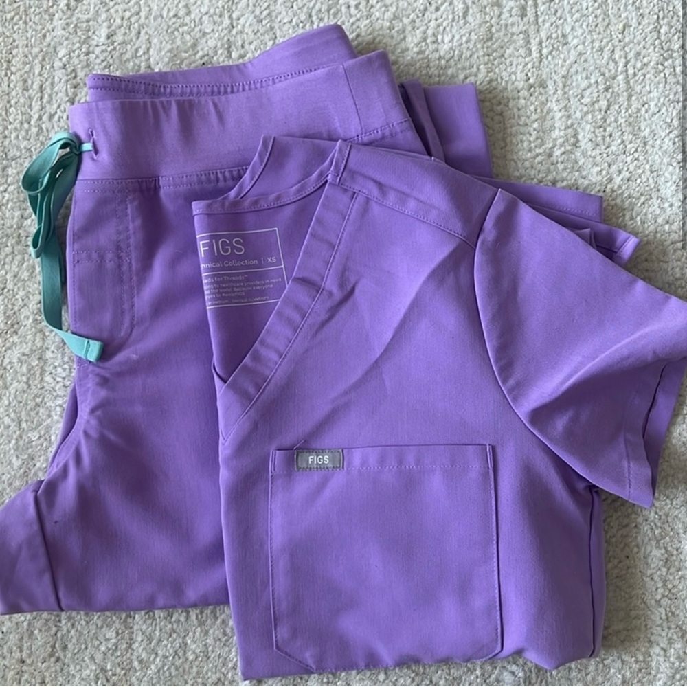 Figs Lilac Dawn Scrub top